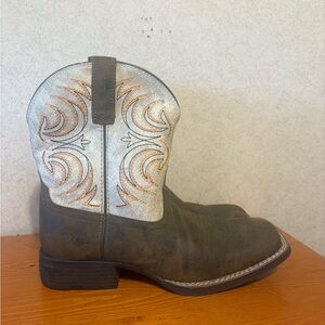 EUC Ariat Youth Storm Brown White and Western Ankle Boots Size 4
